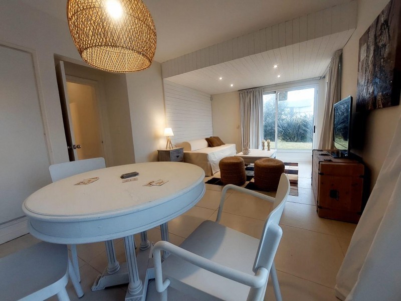 Moderno chalet en alquiler en Montoya, La Barra a una cuadra del mar.